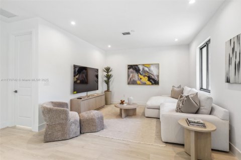 Villa ou maison à vendre à Miami, Floride: 4 chambres, 384.89 m2 № 1599088 - photo 28