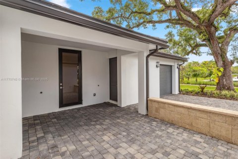 Villa ou maison à vendre à Miami, Floride: 4 chambres, 384.89 m2 № 1599088 - photo 12