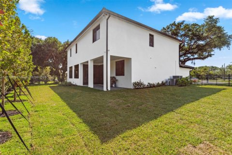 Villa ou maison à vendre à Miami, Floride: 4 chambres, 384.89 m2 № 1599088 - photo 9