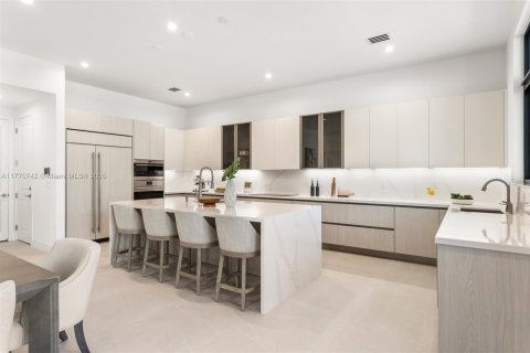 Villa ou maison à vendre à Miami, Floride: 4 chambres, 384.89 m2 № 1599088 - photo 6