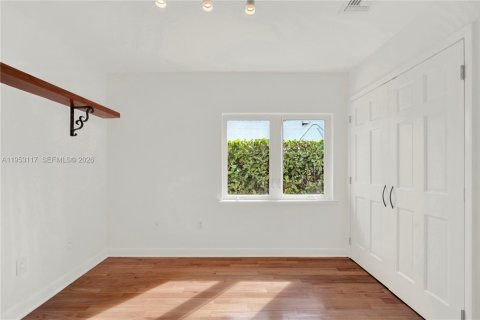Villa ou maison à louer à Miami, Floride: 5 chambres, 309.18 m2 № 2008762 - photo 22