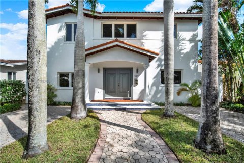 Casa en Miami, Florida 5 dormitorios, 309.18 m2 № 2008762
