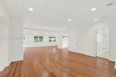 Villa ou maison à louer à Miami, Floride: 5 chambres, 309.18 m2 № 2008762 - photo 6
