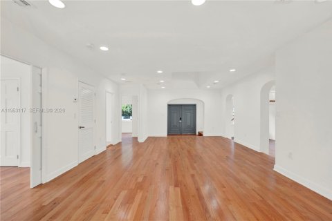 Villa ou maison à louer à Miami, Floride: 5 chambres, 309.18 m2 № 2008762 - photo 9