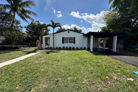 House in Miami Gardens, Florida 3 bedrooms, 89.19 sq.m. № 1714117 - photo 1