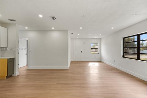 Купить виллу или дом в Майами-Гарденс, Флорида 4 спальни, 130.25м2, № 1996936 - фото 11