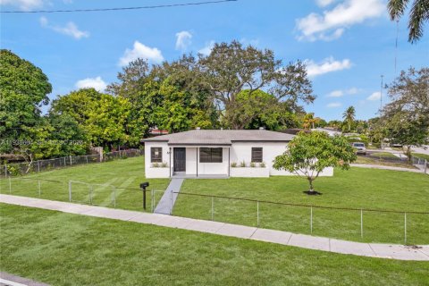 Купить виллу или дом в Майами-Гарденс, Флорида 4 спальни, 130.25м2, № 1996936 - фото 5