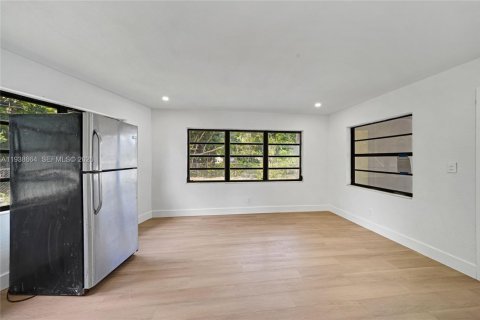 Купить виллу или дом в Майами-Гарденс, Флорида 4 спальни, 130.25м2, № 1996936 - фото 9