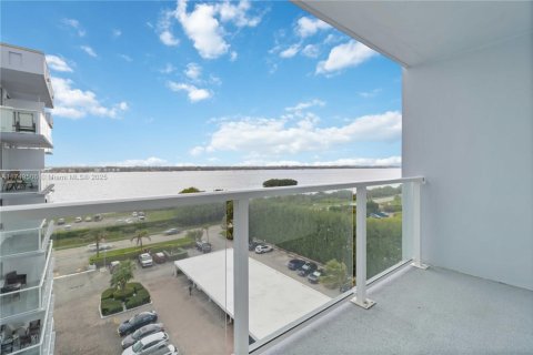 Condo in Palm Beach, Florida, 1 bedroom  № 1729362 - photo 12