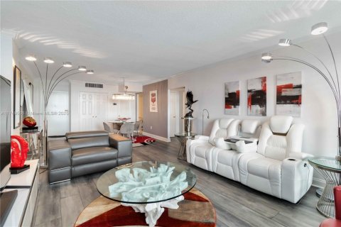 Condo in Palm Beach, Florida, 1 bedroom  № 1729362 - photo 8