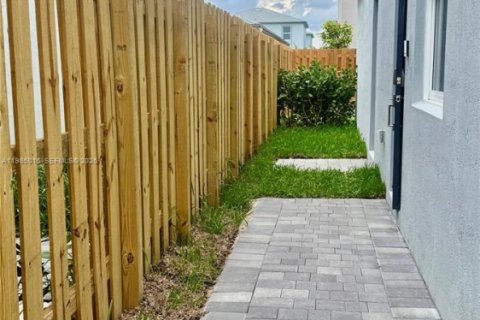 Снять в аренду коммерческую недвижимость в Хомстед, Флорида 1 спальня, № 2050851 - фото 3