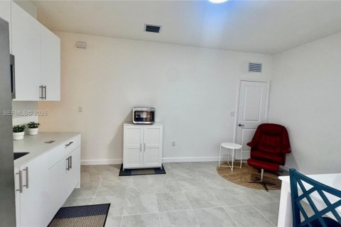 Снять в аренду коммерческую недвижимость в Хомстед, Флорида 1 спальня, № 2050851 - фото 6