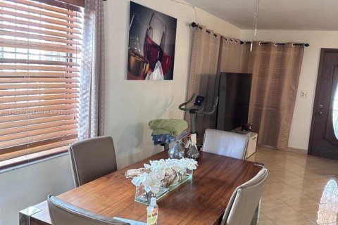 House in Hialeah, Florida 3 bedrooms, 115.2 sq.m. № 1842936 - photo 10