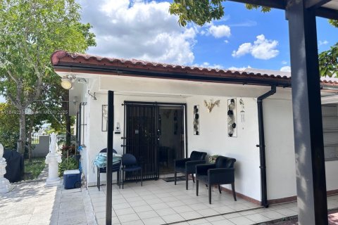 House in Hialeah, Florida 3 bedrooms, 115.2 sq.m. № 1842936 - photo 17