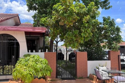 House in Hialeah, Florida 3 bedrooms, 115.2 sq.m. № 1842936 - photo 5