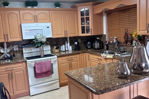 House in Hialeah, Florida 3 bedrooms, 115.2 sq.m. № 1842936 - photo 8