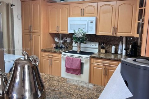 House in Hialeah, Florida 3 bedrooms, 115.2 sq.m. № 1842936 - photo 9