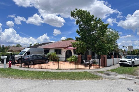 House in Hialeah, Florida 3 bedrooms, 115.2 sq.m. № 1842936 - photo 1