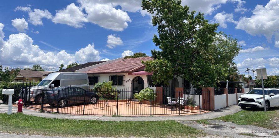 House in Hialeah, Florida 3 bedrooms, 115.2 sq.m. № 1842936