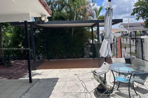 House in Hialeah, Florida 3 bedrooms, 115.2 sq.m. № 1842936 - photo 19