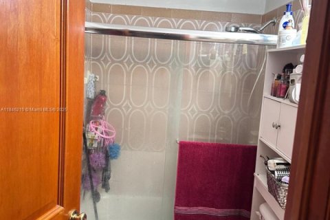 House in Hialeah, Florida 3 bedrooms, 115.2 sq.m. № 1842936 - photo 15