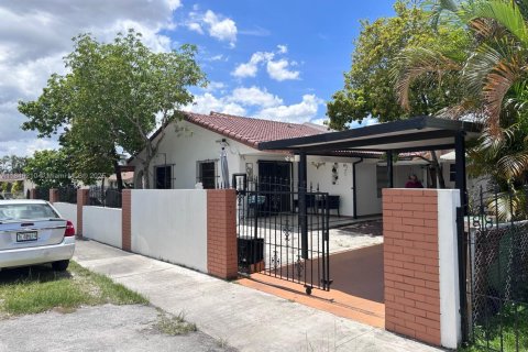 House in Hialeah, Florida 3 bedrooms, 115.2 sq.m. № 1842936 - photo 6