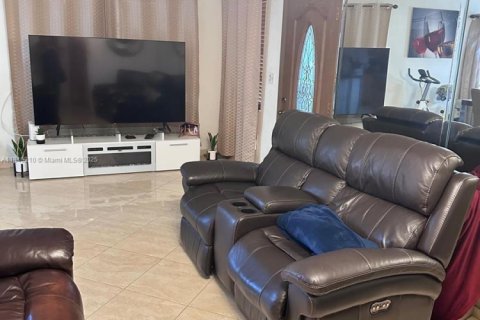 House in Hialeah, Florida 3 bedrooms, 115.2 sq.m. № 1842936 - photo 7