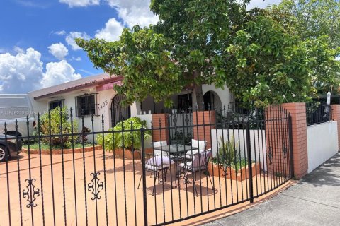 House in Hialeah, Florida 3 bedrooms, 115.2 sq.m. № 1842936 - photo 3