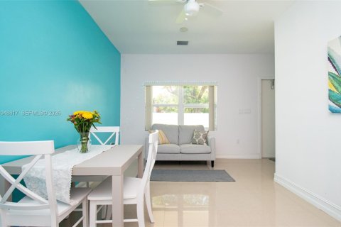 Снять в аренду квартиру в Дания-Бич, Флорида 1 спальня, 32.52м2, № 2004670 - фото 3