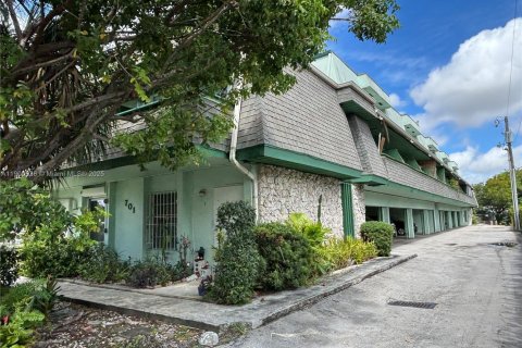 Condo in Miami Springs, Florida, 1 bedroom  № 1951490 - photo 1