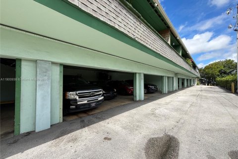 Condo in Miami Springs, Florida, 1 bedroom  № 1951490 - photo 17