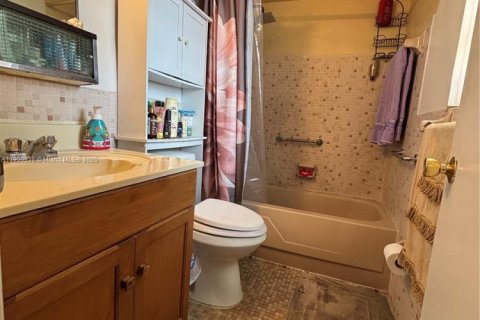 Condo in Miami Springs, Florida, 1 bedroom  № 1951490 - photo 15