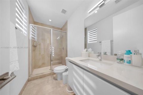 House in Doral, Florida 5 bedrooms, 289.2 sq.m. № 2010529 - photo 6