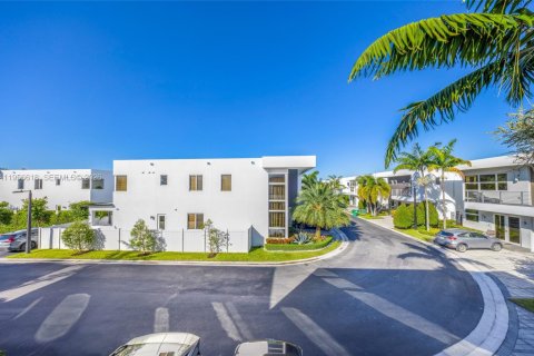 House in Doral, Florida 5 bedrooms, 289.2 sq.m. № 2010529 - photo 15