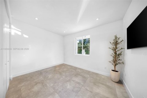 House in Doral, Florida 5 bedrooms, 289.2 sq.m. № 2010529 - photo 1