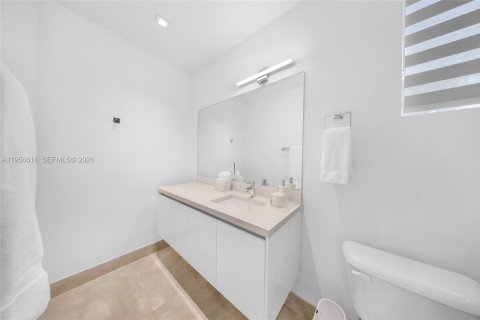 House in Doral, Florida 5 bedrooms, 289.2 sq.m. № 2010529 - photo 11