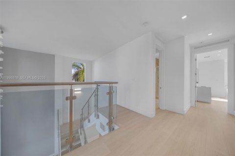 House in Doral, Florida 5 bedrooms, 289.2 sq.m. № 2010529 - photo 2