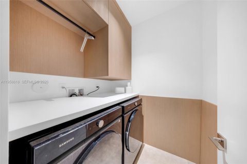 House in Doral, Florida 5 bedrooms, 289.2 sq.m. № 2010529 - photo 16