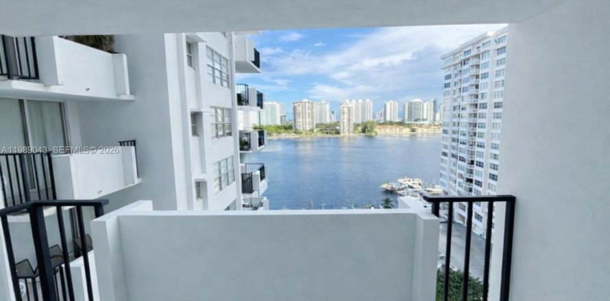 Кондоминиум с 1 спальней в Авентура, Флорида № 2051628