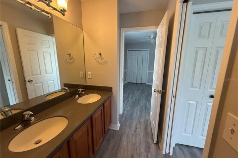 Townhouse in Tampa, Florida 3 bedrooms, 130.99 sq.m. № 1917610 - photo 20