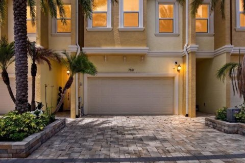 Townhouse in Tarpon Springs, Florida 3 bedrooms, 207.17 sq.m. № 2220879