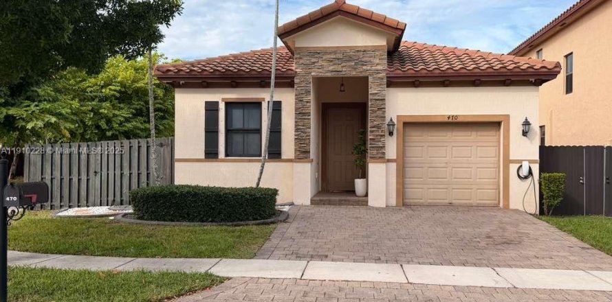 House in Homestead, Florida 4 bedrooms, 155.89 sq.m. № 2013110