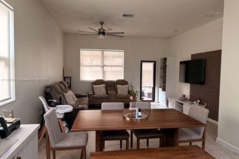 House in Homestead, Florida 4 bedrooms, 155.89 sq.m. № 2013110 - photo 10