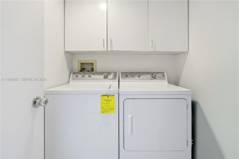 Condo in Aventura, Florida, 3 bedrooms  № 2011369 - photo 23