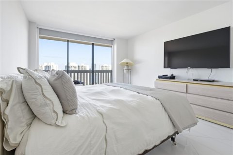 Condo in Aventura, Florida, 3 bedrooms  № 2011369 - photo 15