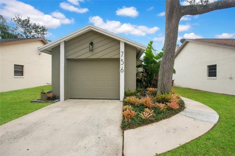 House in Winter Springs, Florida 2 bedrooms, 116.22 sq.m. № 1717945 - photo 1