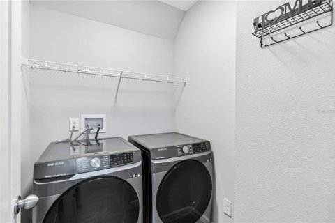 Townhouse in TOWNS AT LAKE MONROE COMMONS in Sanford, Florida 3 bedrooms, 147.44 sq.m. № 2400134 - photo 13