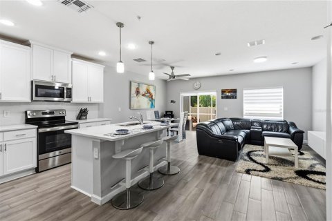 Townhouse in TOWNS AT LAKE MONROE COMMONS in Sanford, Florida 3 bedrooms, 147.44 sq.m. № 2400134 - photo 9
