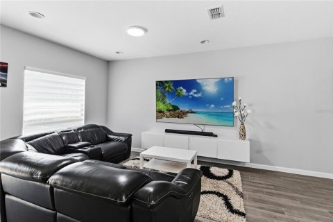 Townhouse in TOWNS AT LAKE MONROE COMMONS in Sanford, Florida 3 bedrooms, 147.44 sq.m. № 2400134 - photo 5