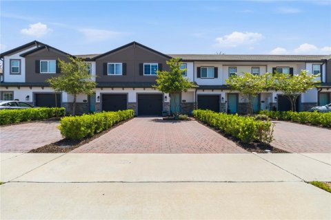 Townhouse in TOWNS AT LAKE MONROE COMMONS in Sanford, Florida 3 bedrooms, 147.44 sq.m. № 2400134 - photo 2